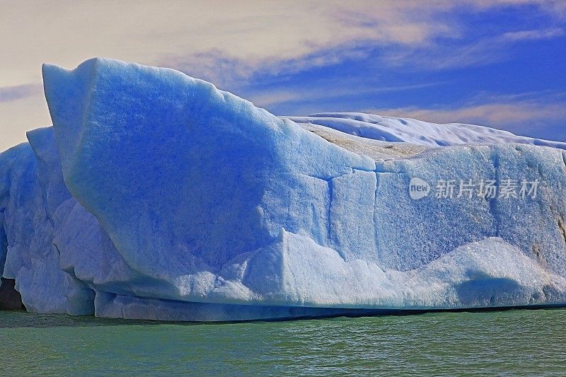 冰山漂浮在阿根廷湖附近的乌普萨拉冰川- El Calafate，巴塔哥尼亚